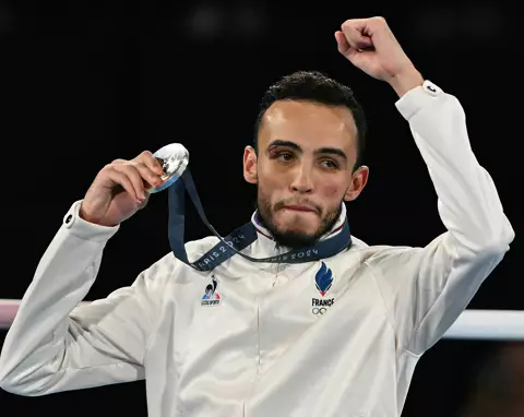 Bennama offre une belle médaille d'argent à la boxe française