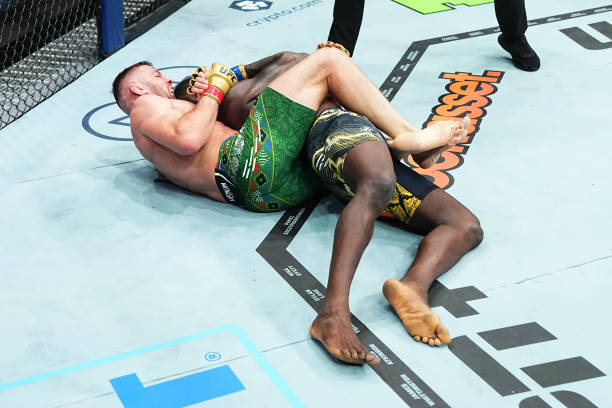 Du Plessis soumet Adesanya à l’UFC 305