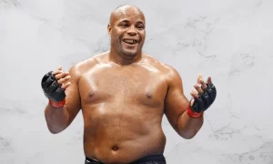 Daniel Cormier a déclaré que Jon Jones et Stipe Miocic ne combattront pas Tom Aspinall : "Je ne crois pas qu'ils le feront."