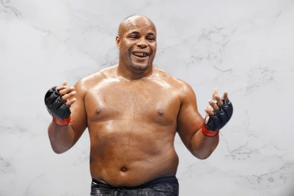 Daniel Cormier a déclaré que Jon Jones et Stipe Miocic ne combattront pas Tom Aspinall : "Je ne crois pas qu'ils le feront."