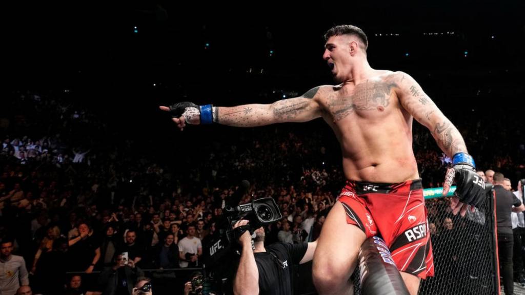 UFC 309 : Aspinall se tient prêt en cas de forfait de Jones ou Miocic