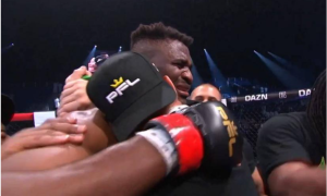 Francis Ngannou marque son retour en MMA avec une victoire émotive par KO au premier round contre Renan Ferreira.