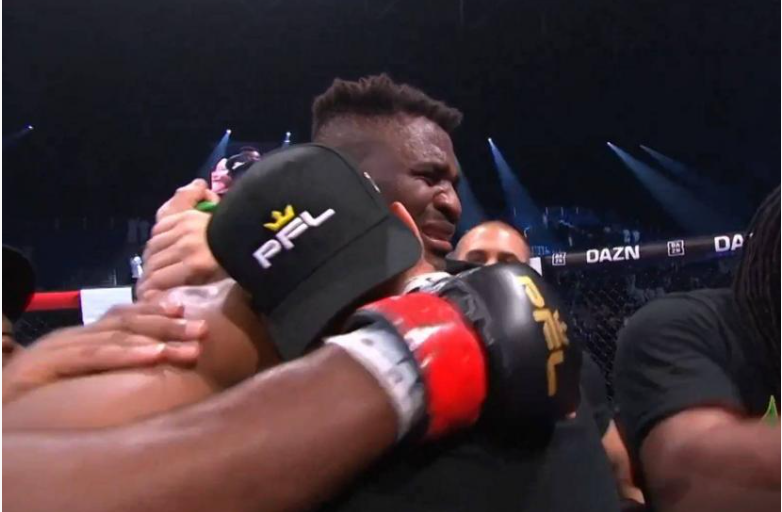 Francis Ngannou marque son retour en MMA avec une victoire émotive par KO au premier round contre Renan Ferreira.