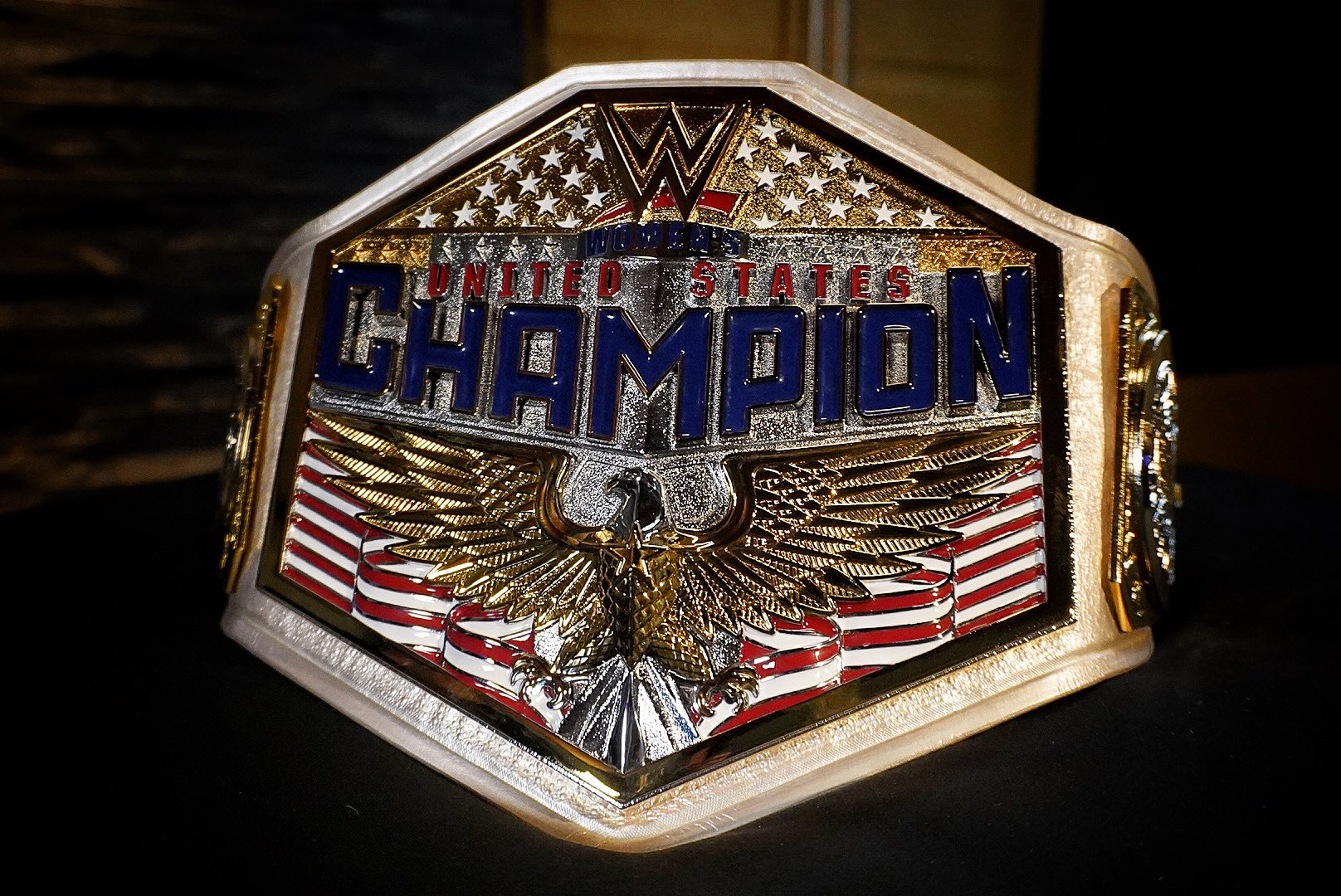 La WWE dévoile le championnat des États-Unis féminin à SmackDown.